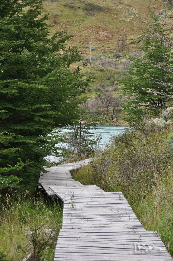 Passarela de madeira que leva ao Salto Chico, no parque Nacional Torres del Paine, no sul do Chile